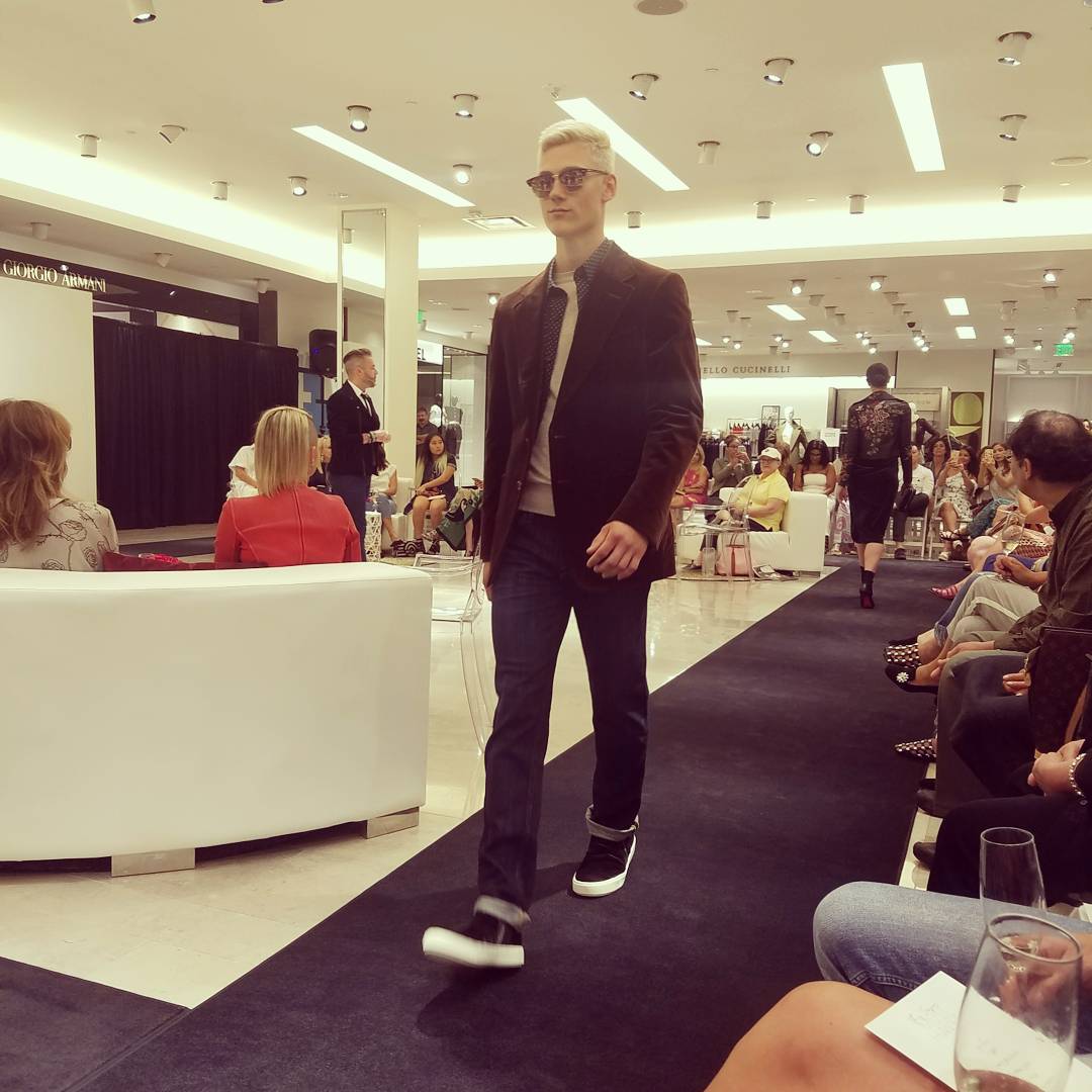 FGISeattle's tweet photo. Stay tuned for the @neimanmarcus The So Crazy Good Event recap on our blog!
#NMevents #NMbeauty #NMshoelove #bejeweled #onthecusp #onlyatNM https://t.co/QKWJcAhvwg