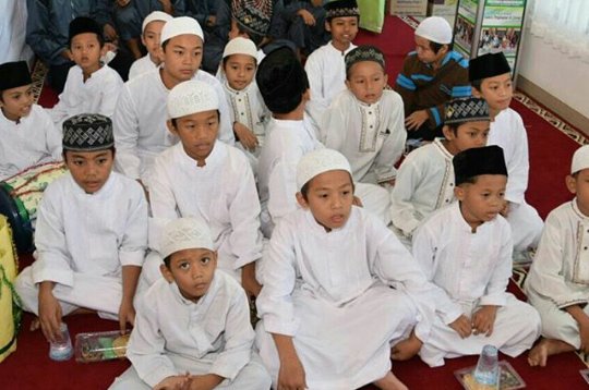 SelowId's tweet photo. Unggah Kepedulian, @AskarKauny Cetak Generasi Penghafal Al-Quran https://t.co/qhklwEE7g9 https://t.co/R4CwBp4oun