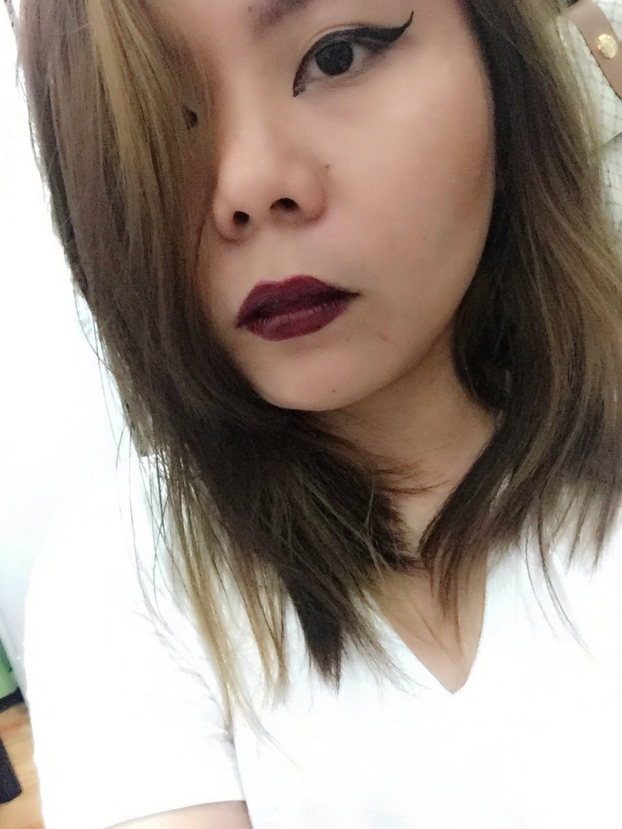 tweeetea's tweet photo. Me trying to do the #catwing slash #cateye look but #ended up looking like #crap 😂 oooh I #feel #bad for #myself #makeuplover #makeupJunkie https://t.co/om1zylpma6