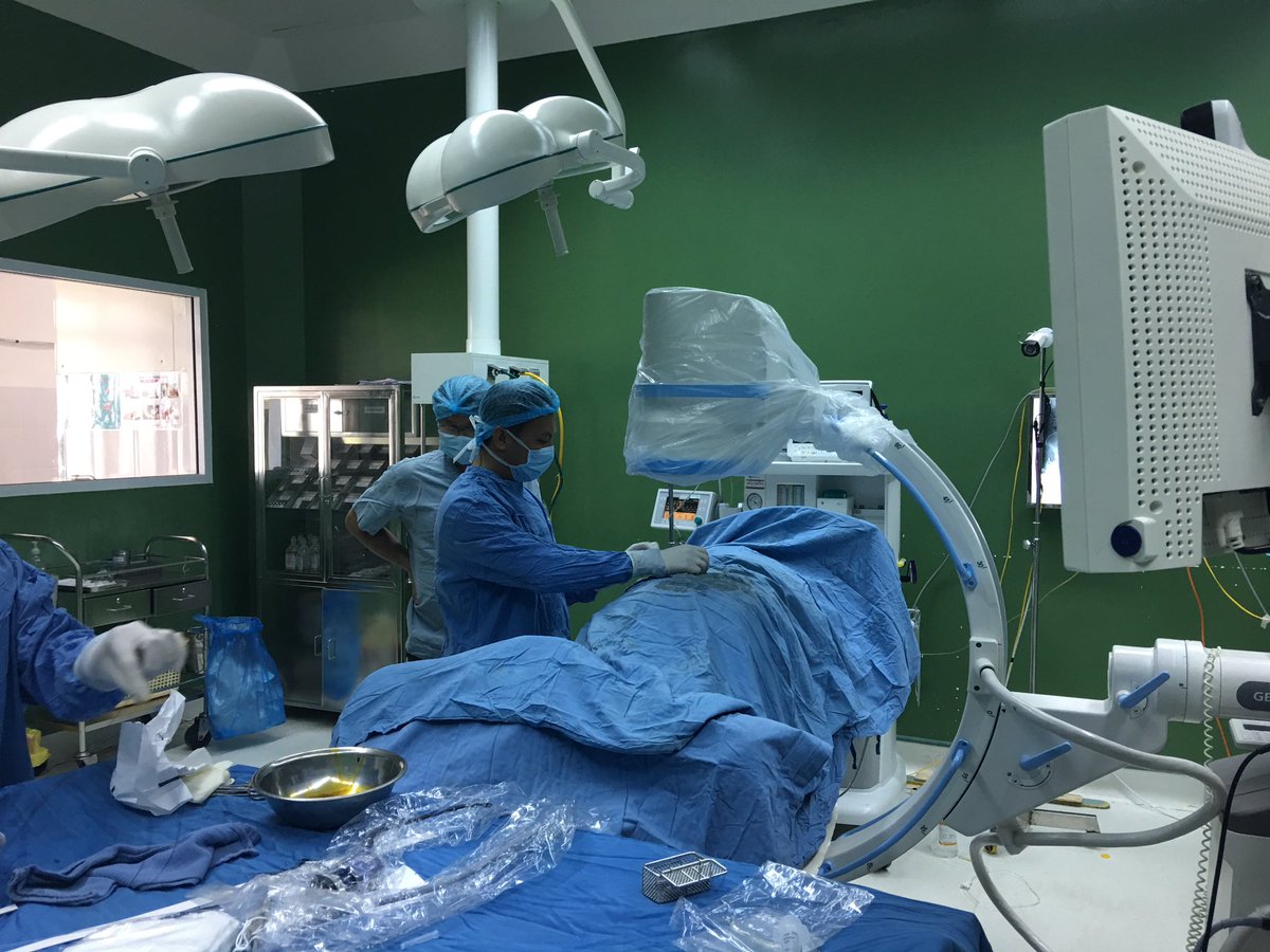 NavyUrology's tweet photo. Vietnam Urology conference live surgery. Mini PCNL! https://t.co/jBH2FUZHge