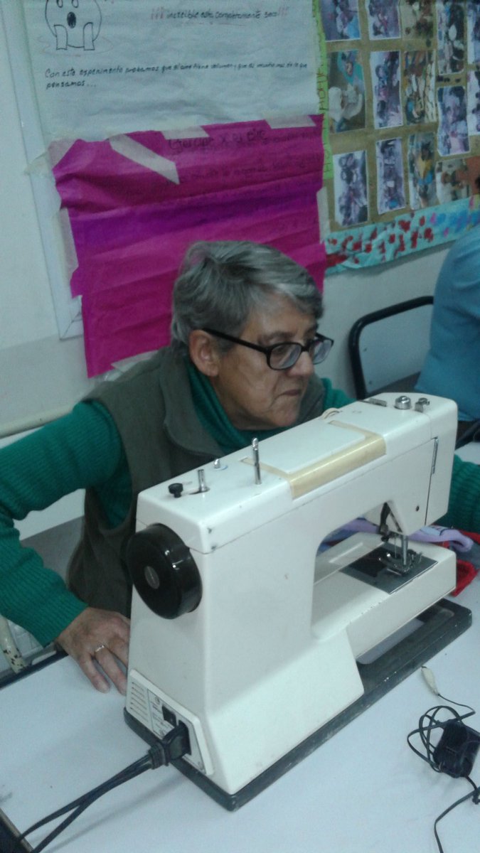 Aprendiendo a cocer en la maquina Playon Artístico B Pinares <a href="/FerSiarezEa/">Fernanda Siarez EA</a> <a href="/fguillesaavedra/">GUILLERMO SAAVEDRA</a> <a href="/patriciapinasco/">Patricia Pinasco</a>