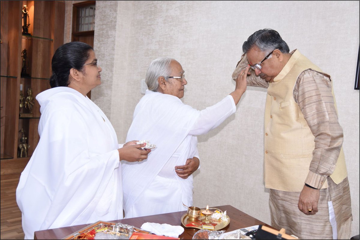 BrahmaKumarisHI's tweet photo. B.K.Kamla, Director, Brahma Kumaris #IndoreZone tied the sacred thread of #Rakhi to the Hon’ble Chief Minister Chhattisgarh Dr Raman Singh. https://t.co/sPtUVyvyD5
