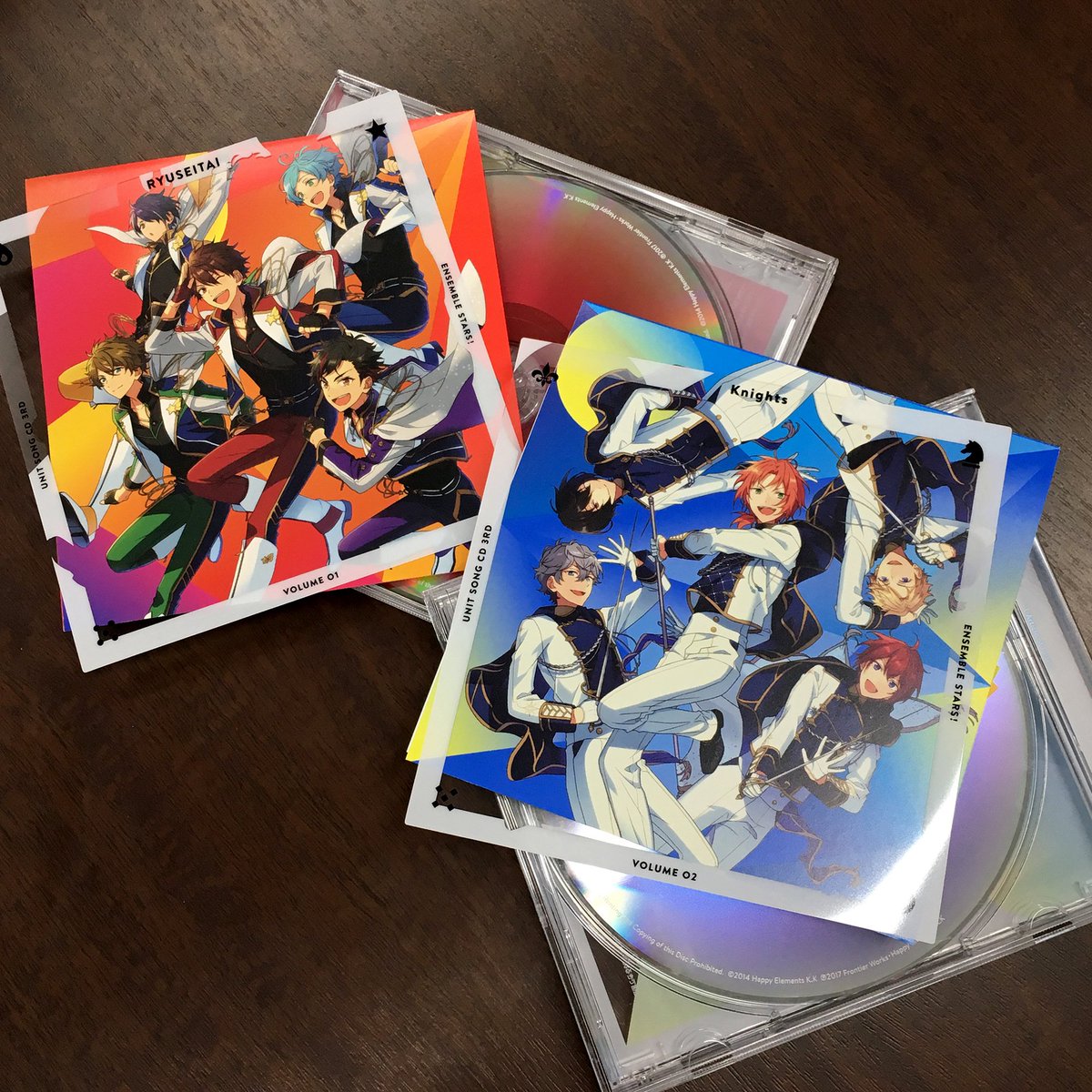 あんさんぶるスターズ 公式 お知らせ 流星隊 と Knights のcdはお手に取っていただけましたでしょうか 今回はイラストとフレームが別れており 透明感のある豪華クリア仕様になっております 是非 パッケージにも注目してみてください