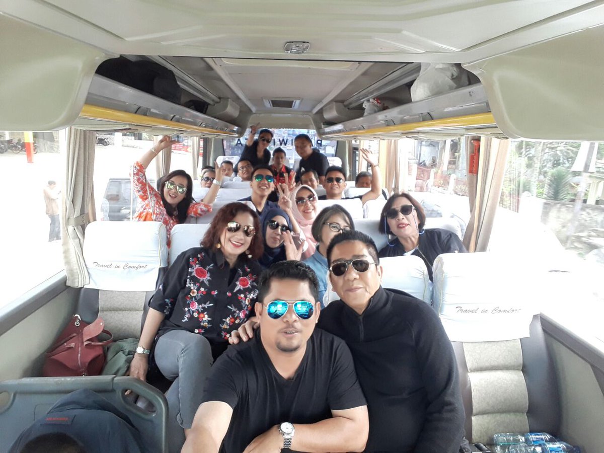 Saya yg paling belakang, ha...ha...