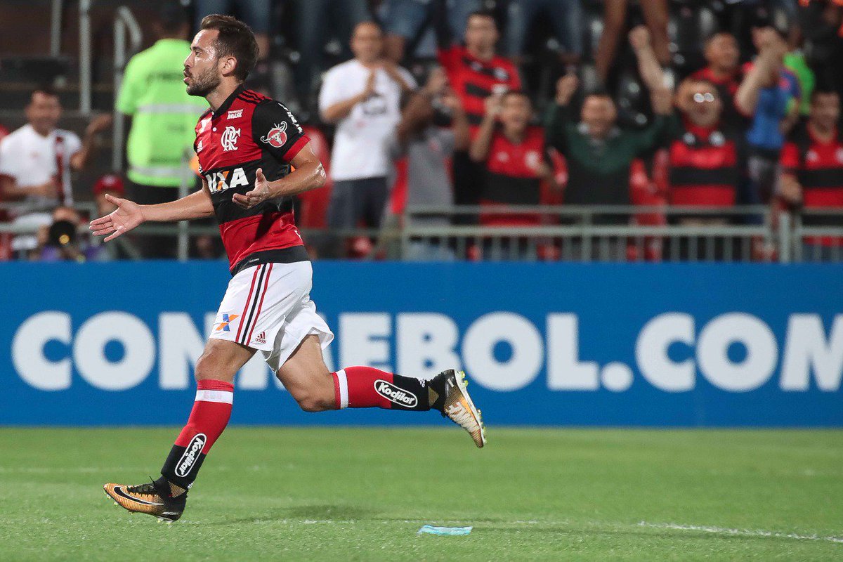 Flamengo_en's tweet photo. Everton Ribeiro scored the night's 3rd goal with a classy touch after receiving a neat pass from Geuvanio #FLAxPLT https://t.co/T4x0CwqCJV