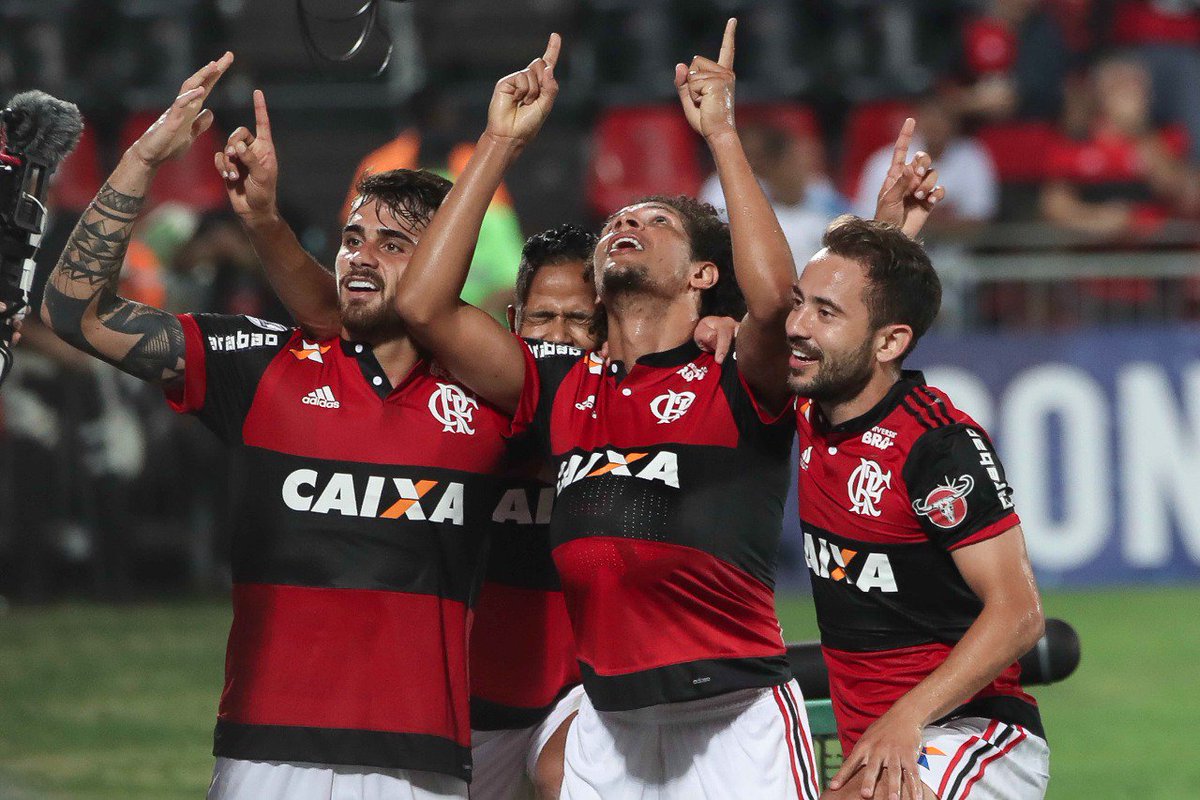 Flamengo_es's tweet photo. Arão marcó el 4 gol antes del descanso #FLAxPLT https://t.co/fvj9uF2y8i