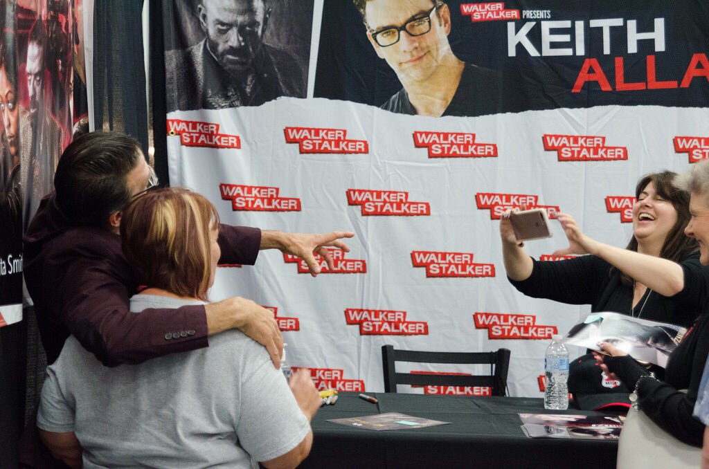 ZNATIONSOCIETY's tweet photo. @keithallanduh with fans at @walkrstalkrcon in tulsa! #wsctulsa β¨ https://t.co/IplauNoZBd
