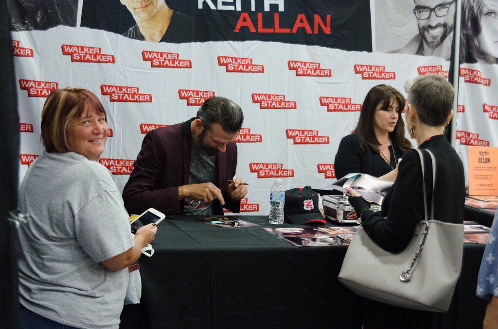 ZNATIONSOCIETY's tweet photo. @keithallanduh with fans at @walkrstalkrcon in tulsa! #wsctulsa β¨ https://t.co/IplauNoZBd