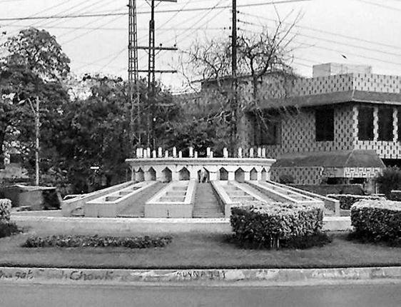IndiaHistorypic's tweet photo. Shadman Chowk In Lahore , The spot Where Bhagat Singh, Rajguru And Sukhdev Were Hanged In 1931   #AzaadiKiNishaniyan https://t.co/nf7wF9waYd
