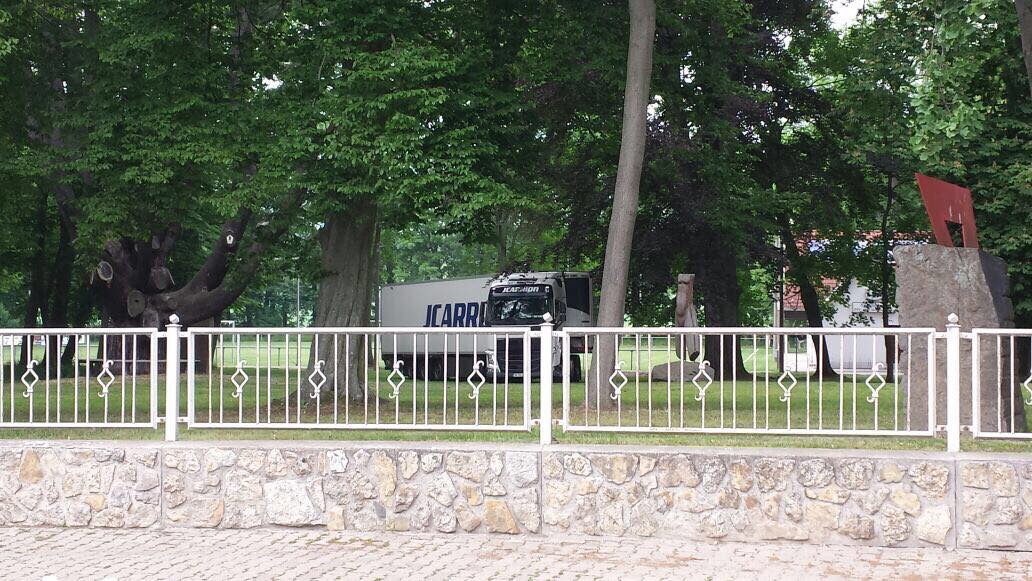 TAOnline's tweet photo. Chaos auf Umleitungsstrecke in #Behringen: Schwere Lastwagen wenden sogar mitten auf dem Rasen im Schlosspark: https://t.co/ZGG4XpJwcx https://t.co/mM9H5T16gl