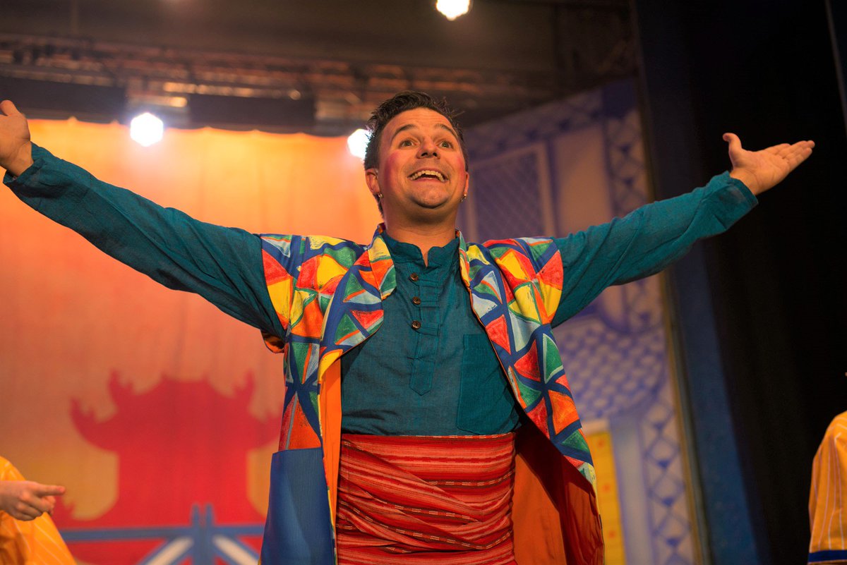 Wishee Washee gives us a big WELCOME! #ThrowbackThursday #Welcome #Panto #BigSmile