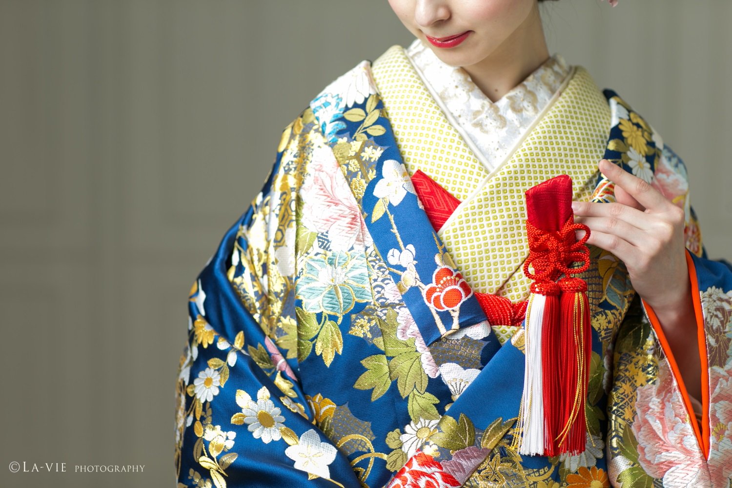 ラヴィファクトリー 結婚写真 前撮り 和装花嫁 衣裳編 撮影時の こだわり ポイントの一つが 衣裳 アクセサリー です 伝統衣裳の和装 白無垢や色打掛に色鮮やかな小物や可愛い柄や色合いの掛下を選んでみてはいかがですか 和装 掛下 白無垢