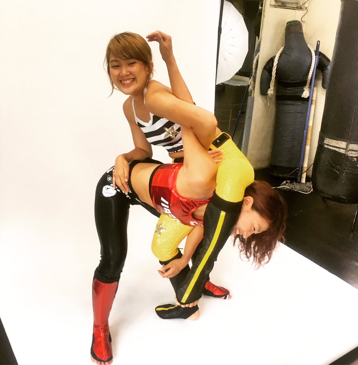Shoot Boxing統括本部長 Na Twitteru 今日の番外編 やっぱり私は技をかけられる姿は似合わんわぁ と不満気な女王に卍固めを仕掛けてる時のmioのしたり顔を発見 そして女子らしく写真チェックに余念がない2人 今月23日発売の Fight Life