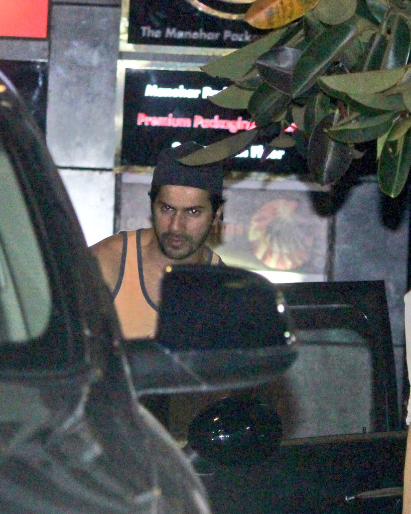 Varuniacs's tweet photo. [PICS 3 📷] : Varun Dhawan Snapped at Mumbai Khar Gym! 😎

Admin @B0MBAYCH0PRA 
#Untagged #VarunDaily https://t.co/7tcE3KKYMC