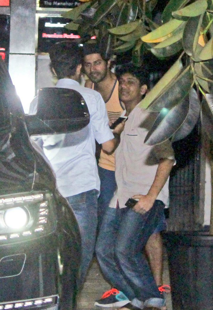Varuniacs's tweet photo. [PICS 4 📷] : Varun Dhawan Snapped at Mumbai Khar Gym! 😎

Admin @B0MBAYCH0PRA 
#Untagged #VarunDaily https://t.co/FLV2s7TIiC