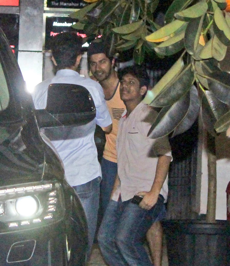 Varuniacs's tweet photo. [PICS 4 📷] : Varun Dhawan Snapped at Mumbai Khar Gym! 😎

Admin @B0MBAYCH0PRA 
#Untagged #VarunDaily https://t.co/FLV2s7TIiC