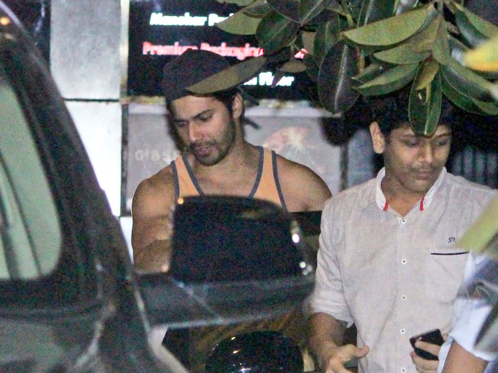Varuniacs's tweet photo. [PICS 3 📷] : Varun Dhawan Snapped at Mumbai Khar Gym! 😎

Admin @B0MBAYCH0PRA 
#Untagged #VarunDaily https://t.co/7tcE3KKYMC