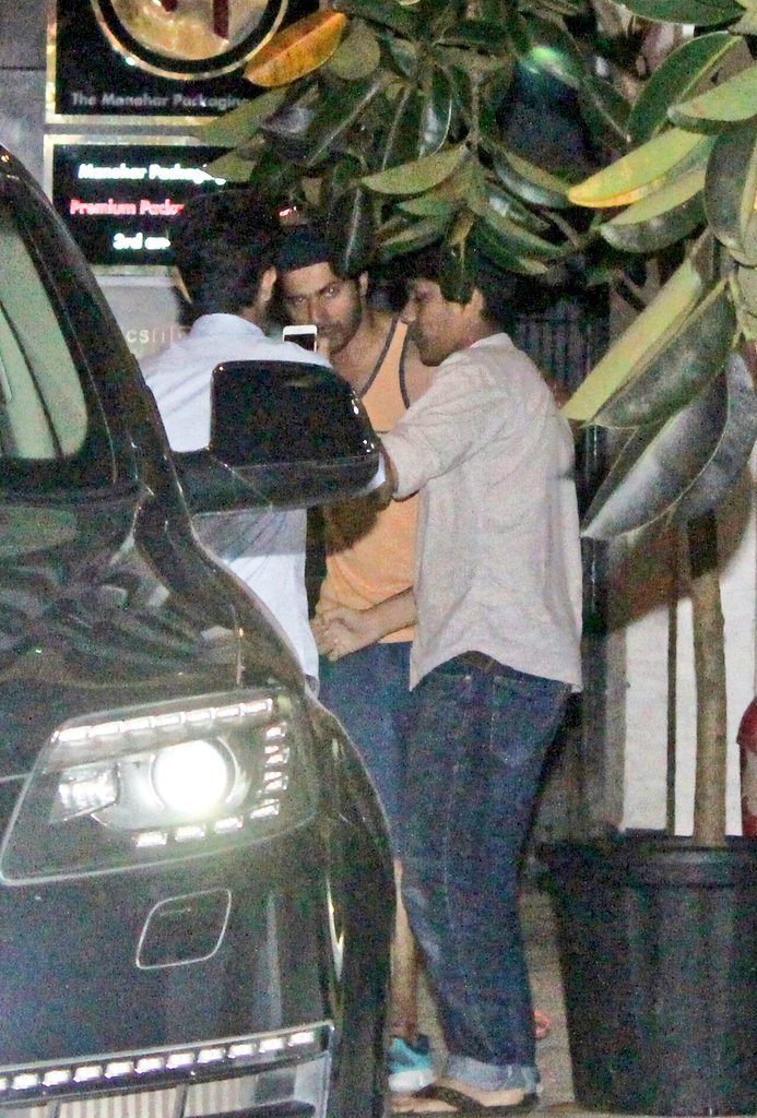 Varuniacs's tweet photo. [PICS 4 📷] : Varun Dhawan Snapped at Mumbai Khar Gym! 😎

Admin @B0MBAYCH0PRA 
#Untagged #VarunDaily https://t.co/FLV2s7TIiC