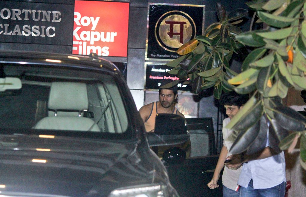 Varuniacs's tweet photo. [PICS 5 📷] : Varun Dhawan Snapped at Mumbai Khar Gym! 😎

Admin @B0MBAYCH0PRA 
#Untagged #VarunDaily https://t.co/JJCBeYZD80