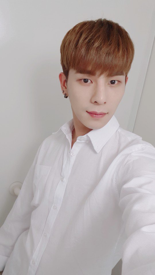 FS7_official's tweet photo. [#케이] 더운 날씨에 저는 잘 살아있어요...😂 https://t.co/lCFrxHrdlm