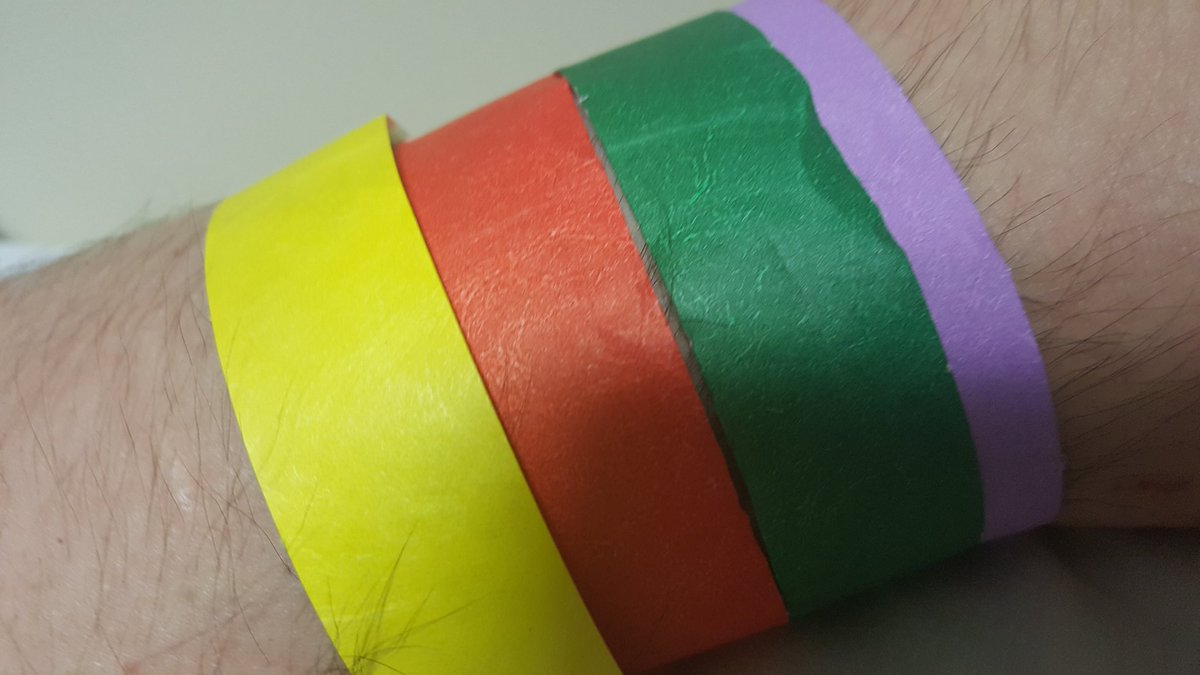 EricoGraca's tweet photo. Desta vez estou com recorde de pulseiras no braço. Nem sei o que todas querem dizer. Só a de risco de queda e alergia. https://t.co/WZ7q5KanYa