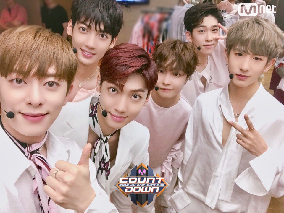 MnetMcountdown's tweet photo. 어휴 혼자 있어도 훈훈한테 이렇게 함께 있으니 훈훈 폭발 하는 #보이프렌드 멤버들!! #베스트프렌드 여러분!! 심장 부여잡고 들어와 주세요!! 오늘 저녁 6시까지 그 심장 꼭 부여잡고 있다가 #엠카운트다운 #Star 최초공개로 와 주실 꺼죵? https://t.co/CvQteUEJsM