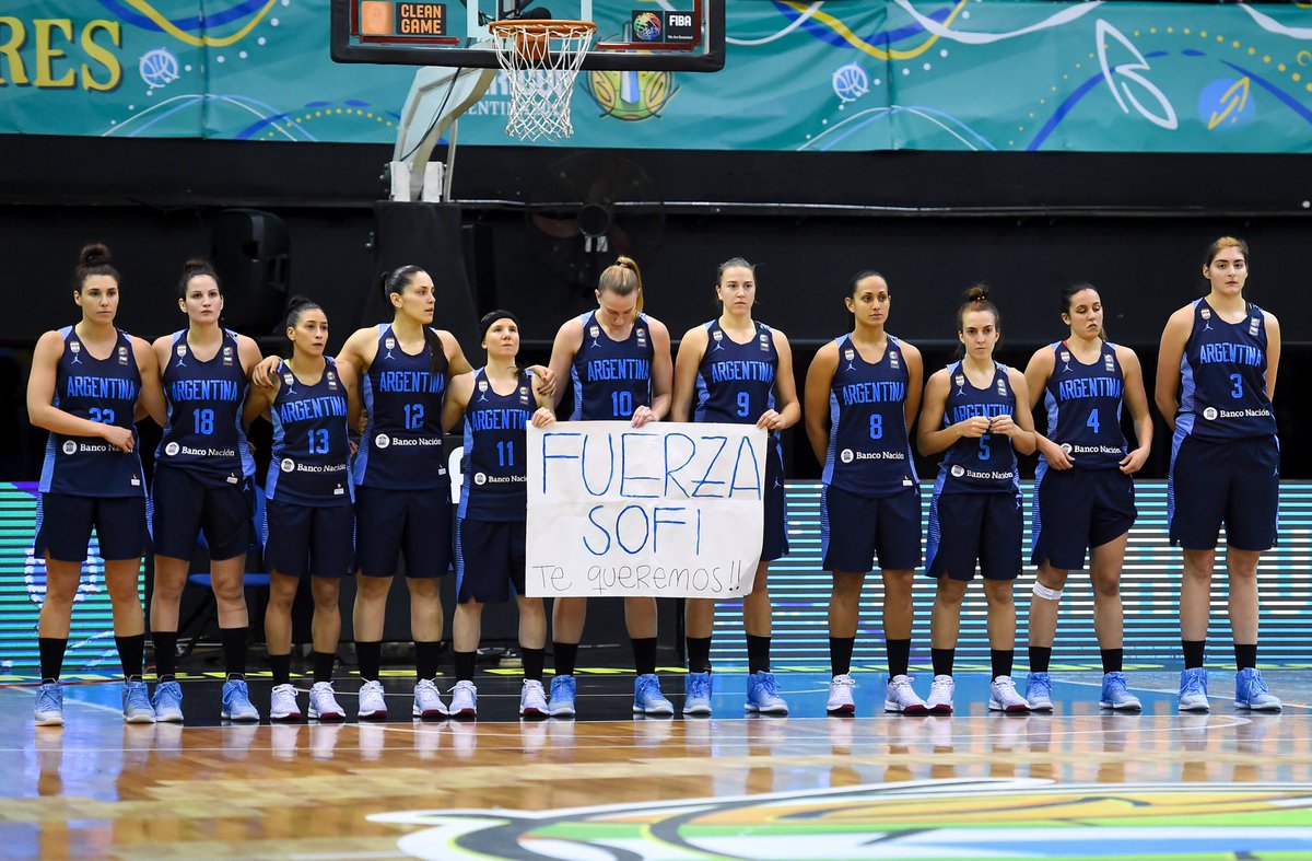 Las Gigantes y su apoyo a Sofia Aispurua antes de superar a Colombia y asegurarse un lugar en la semifinales. #AmeriCupFemenino2017