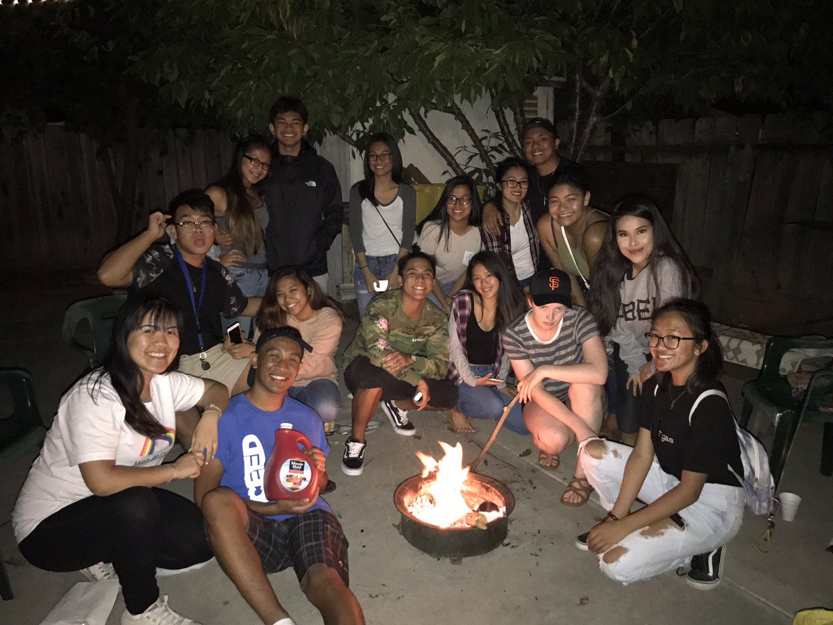peterriberal's tweet photo. I'm really happy that I'm spending this wonderful night with some of the close homies 😭💕 #BasuraGang😴 https://t.co/oKSWepzLtJ