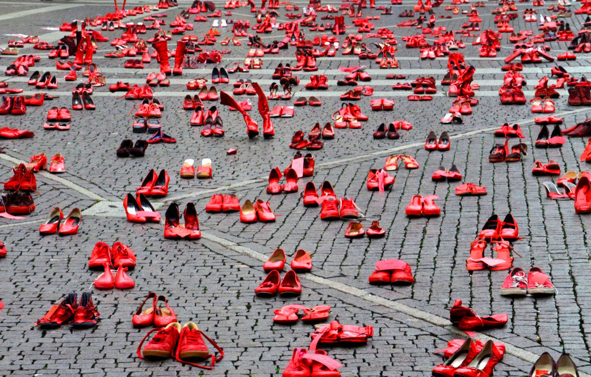 Elina Chauvet, Zapatos Rojos, 2013, empty red women's shoes, protest for all the missing/murdered women and girls due to #mvawg #womensart