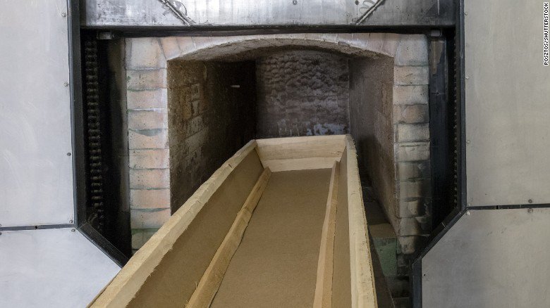 CNN's tweet photo. In 2016, just over half of Americans chose cremation, while 43.5% opted for burial, according to a new report https://t.co/b5OiNbmwe9 https://t.co/UrWRQiZYnI