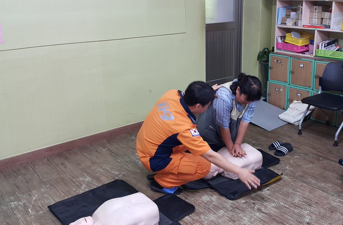 김천소방서는 10일 김천시 평화동에 위치한 장애인부모회김천시지부에서 특수교육 학생, 부모님 및 선생님 약 45명을 모시고 119신고요령, 소화기 사용법 및 심폐소생술 등 소방안전교육을 실시하였습니다.