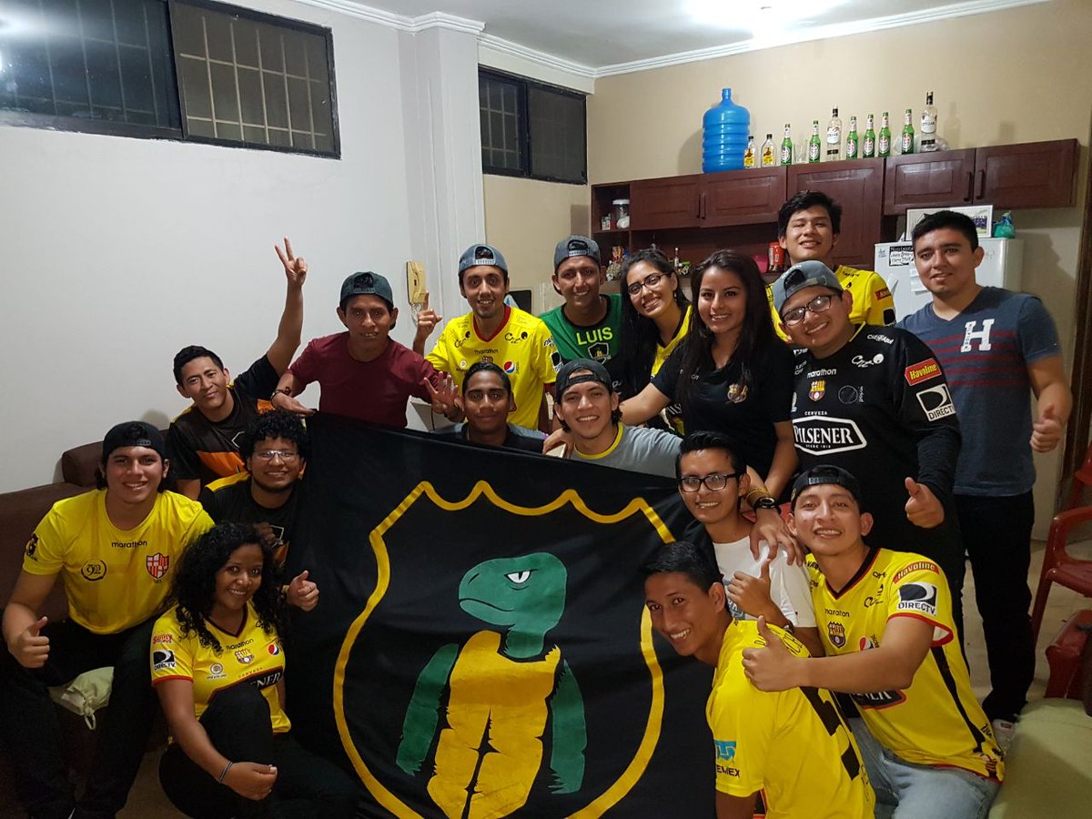 BarcEspol's tweet photo. La banda, como siempre, alentando hasta el fin desde cualquier parte.
Grande BarcelonaSC de América https://t.co/k8f4NHIpKQ