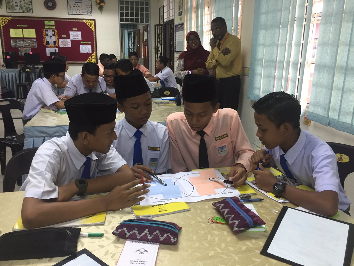 chewmeiyee's tweet photo. Students discuss problems and and solutions in their community through thought-partnering with Mr Vijayan and Cik Madihah. #TFMweek https://t.co/WweQ1NlJsw