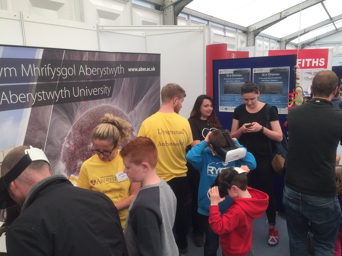 M4berN's tweet photo. Dewch i siarad gyda ni am mathemateg, y blaned Mawrth a robotiaid yn y Pafiliwn Gwyddoniaeth #CaruAber #steddfod17 https://t.co/PPk70LfgKn