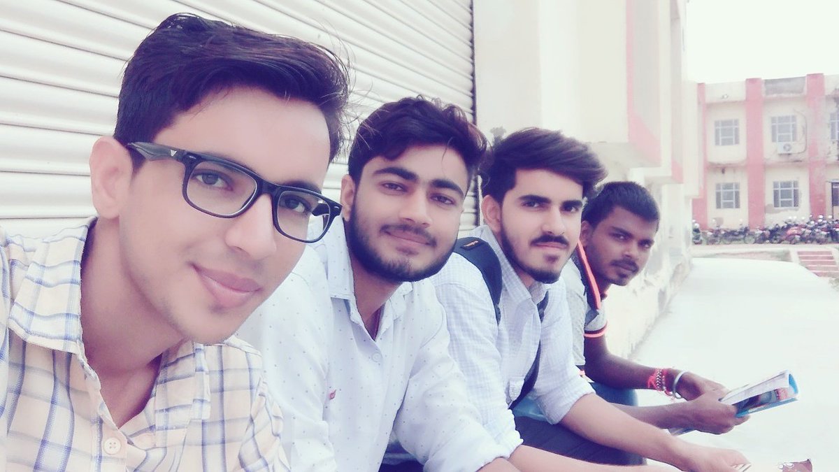 pcjaats's tweet photo. #Jha_Sir class... Pichhe hai 😜 #Addi #Monu #Himanshu #pcjaats #Civilengineer #GECBH #Bharatpur #Rajasthan #RjZeero4 #PConTwitter https://t.co/kgnsXwKlm8