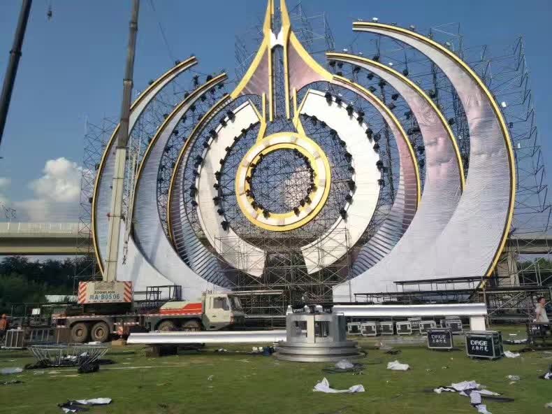 carriehu147's tweet photo. #Setup of #BudweiserStormFestival #Chengdu in August 12-13th
#AE3318 #lightingdesigner #eventplanner #lightguy #stagelighting #musicfestival https://t.co/ib2DUEtZPH