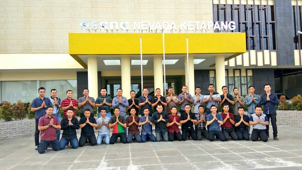 aerowisatahotel's tweet photo. We're getting ready to open our latest Asana hotel, @AsanaNevada #Ketapang, 7 September 2017. Meet the team! https://t.co/0IJndHp4N6
