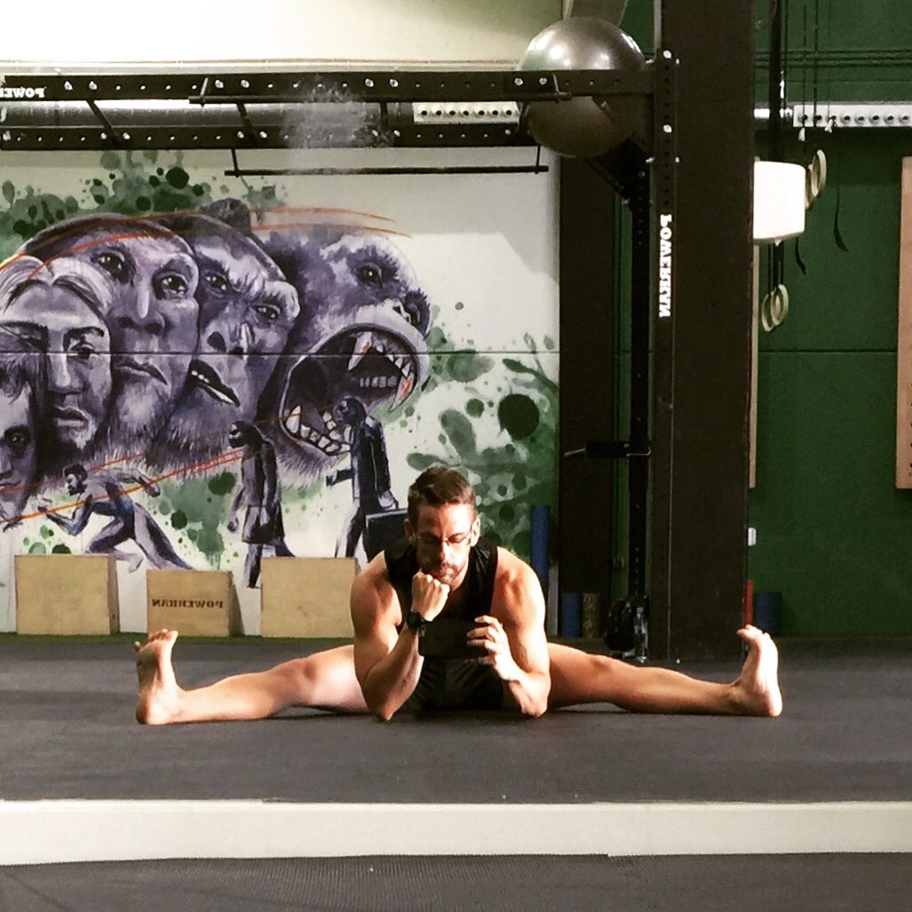 PeterCV81's tweet photo. Sesión intensa de estiramientos... en busca del Full Split 💪🏻

#tcenter #tcentermadrid #fullsplit https://t.co/oztet9j4xX