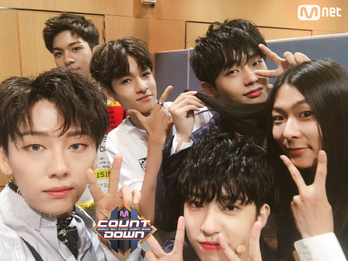 MnetMcountdown's tweet photo. 와~우 소듕한 시간을 함께 했던 친구들이! 멋진 모습으로 #엠카운트다운 대기실에서 만났어요! 서로서로 파이팅 외쳐주는 훈훈한 모습!! #프로듀스101 훈훈동창회느낌적인 느낌? 오늘 저녁 6시! #엠카 에서 다같이 반갑게 인사해용~ https://t.co/bCP7g1uAW0