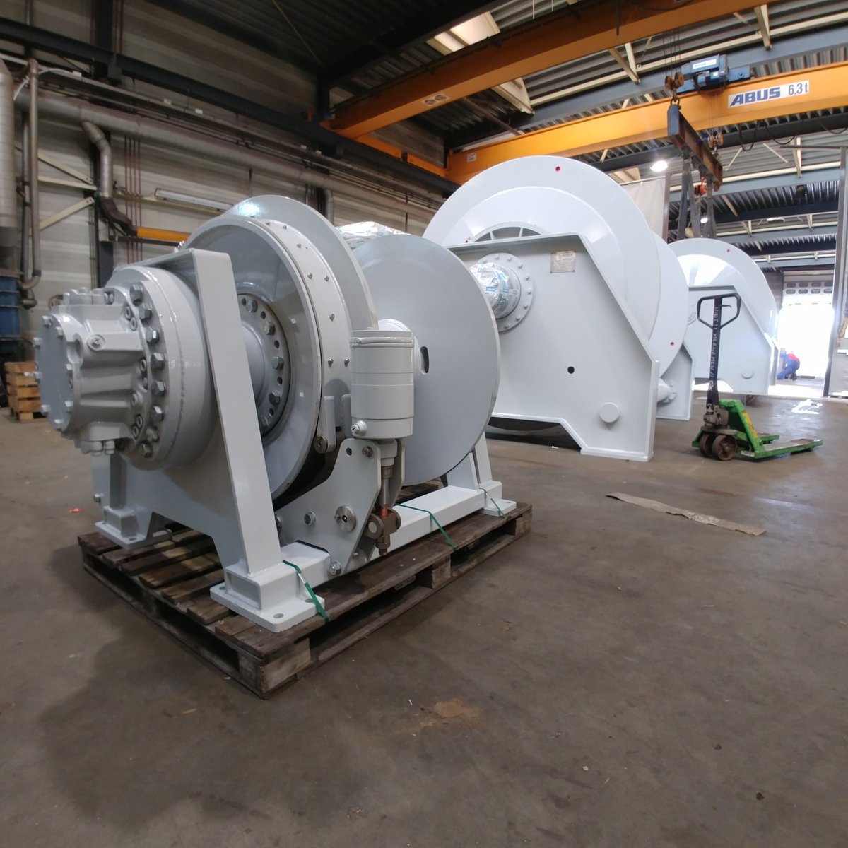 VCU_NL's tweet photo. Set of new OSEY Urk Winches for new UK-150 "Polar" ready for transport. #flyshooting #twinrigging @orionfishing @fnifeatures | vcu.nl https://t.co/HLKmbhVNg6