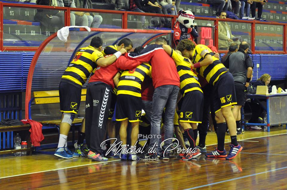 HCFondi's tweet photo. Parte questa sera la nuova stagione #HCFondi! #forzahcfondi #cuorerossoblùfondi #lovepallamano #handball https://t.co/IU8dfFNj3H https://t.co/EbXrfndNUZ