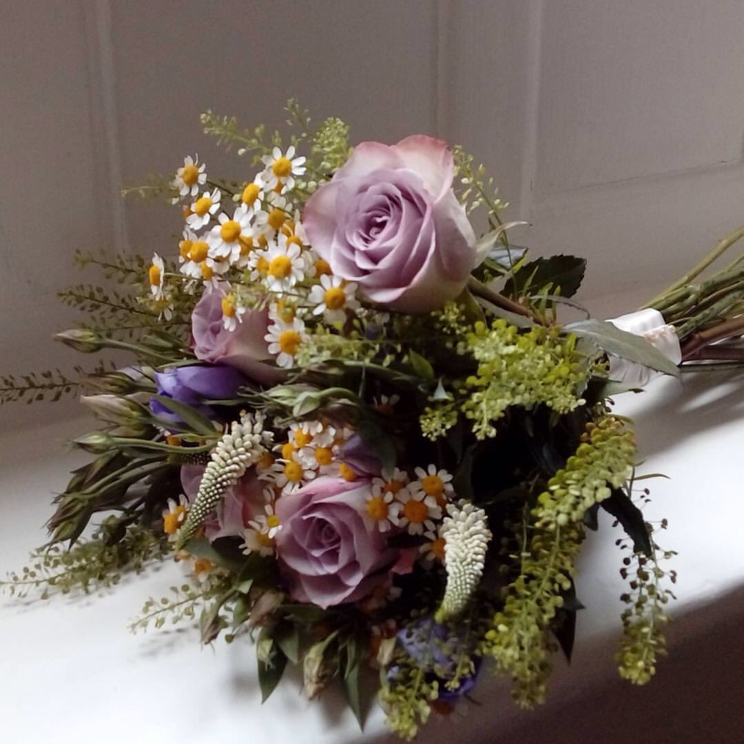 How pretty is this simple hand tied bouquet? #weddingbouquetideas