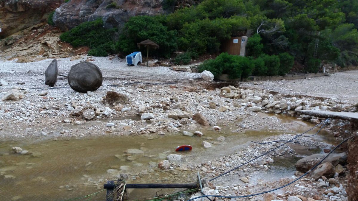 avamet's tweet photo. Platja de la #Granadella (#Xàbia) després de l'episodi de fortes #pluges registrades en les últimes 24h. Font: Ana Estarlich. https://t.co/b3aueW3J2o