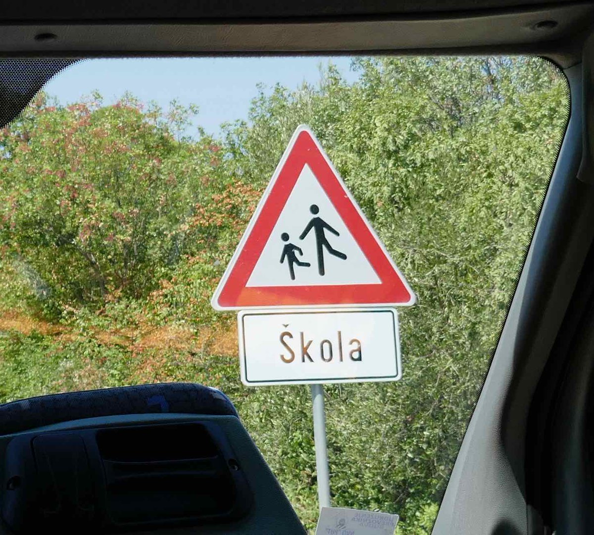 DominiqueFurnon's tweet photo. En Croatie, les enseignants semblent courir après les élèves... https://t.co/MOasBzGkNG