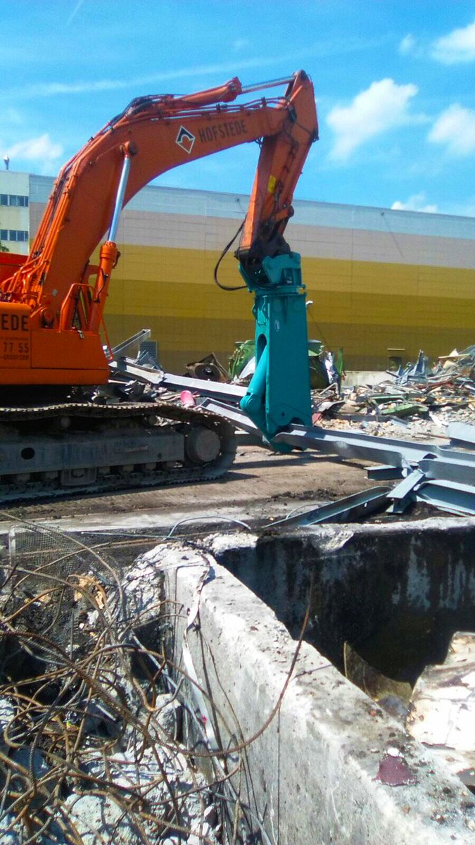 HofstedeBV's tweet photo. Een geknipt (internationaal) klusje! De #Hitachi 400 knipt alle materialen klein voor transport. #sloop https://t.co/vMn2PAMe4C