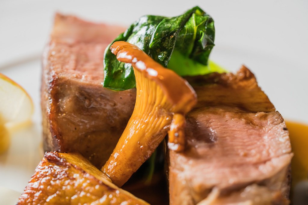Maiale con cubi di anguilla caramellata, chutney di mele, Pak Choi e marshmallow al caffè #pagliaccioroma #anthonygenovesechef #parallels