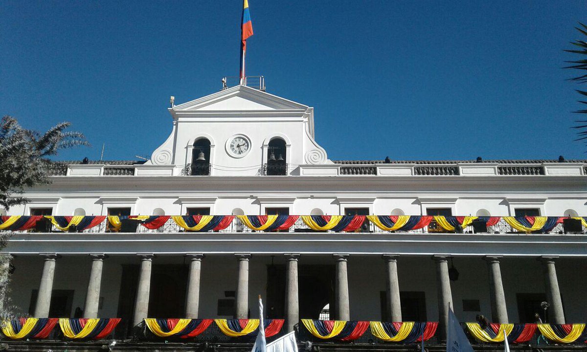 Presidencia_Ec's tweet photo. El Palacio de #Carondelet recuerda los 208 años del Primer Grito de Independencia #EcuadorTierraDeLibertad https://t.co/2V3G7AMFVy
