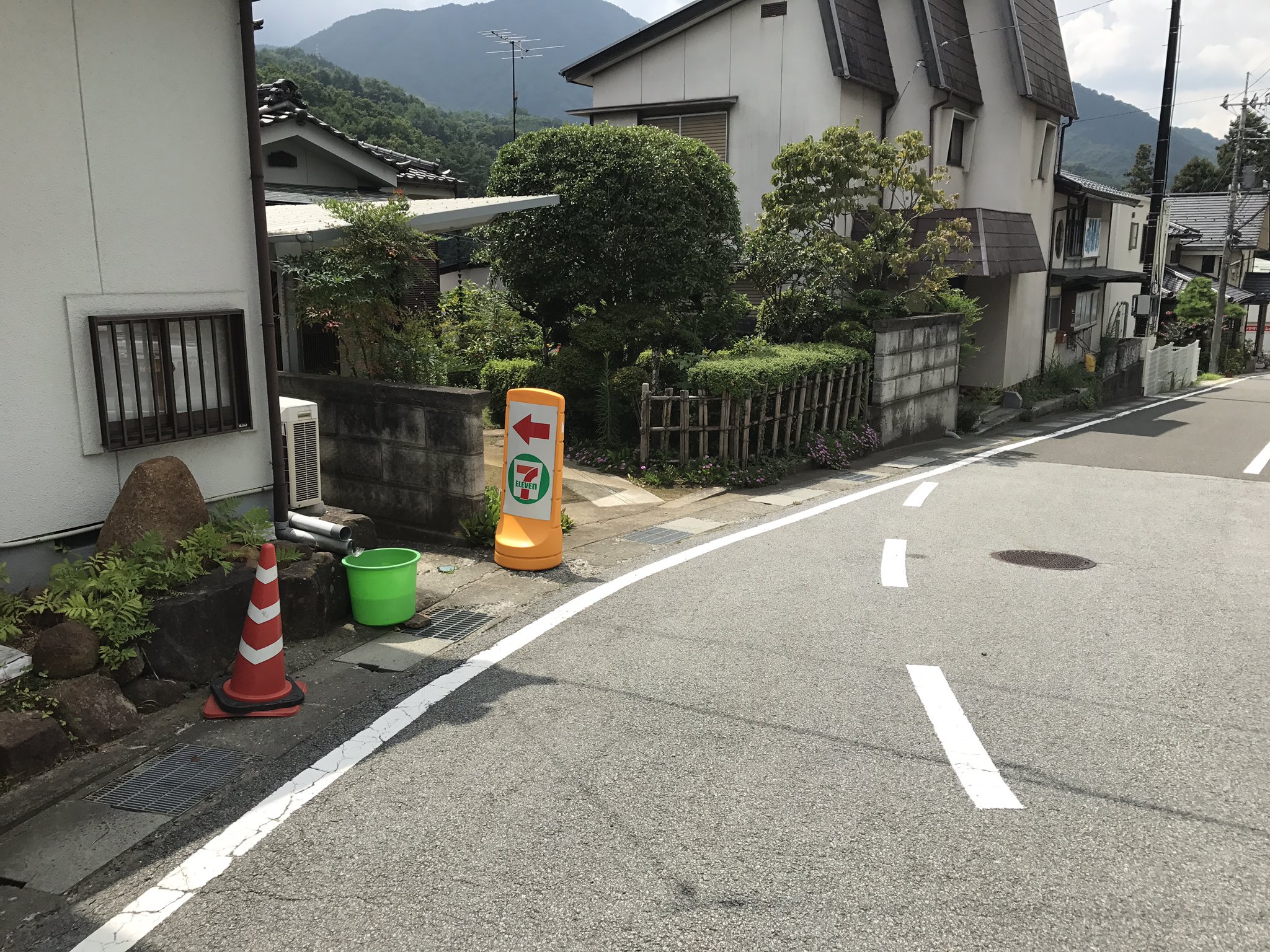 本当にあるの セブンイレブンの案内看板がどこに通じているかわからない 話題の画像プラス