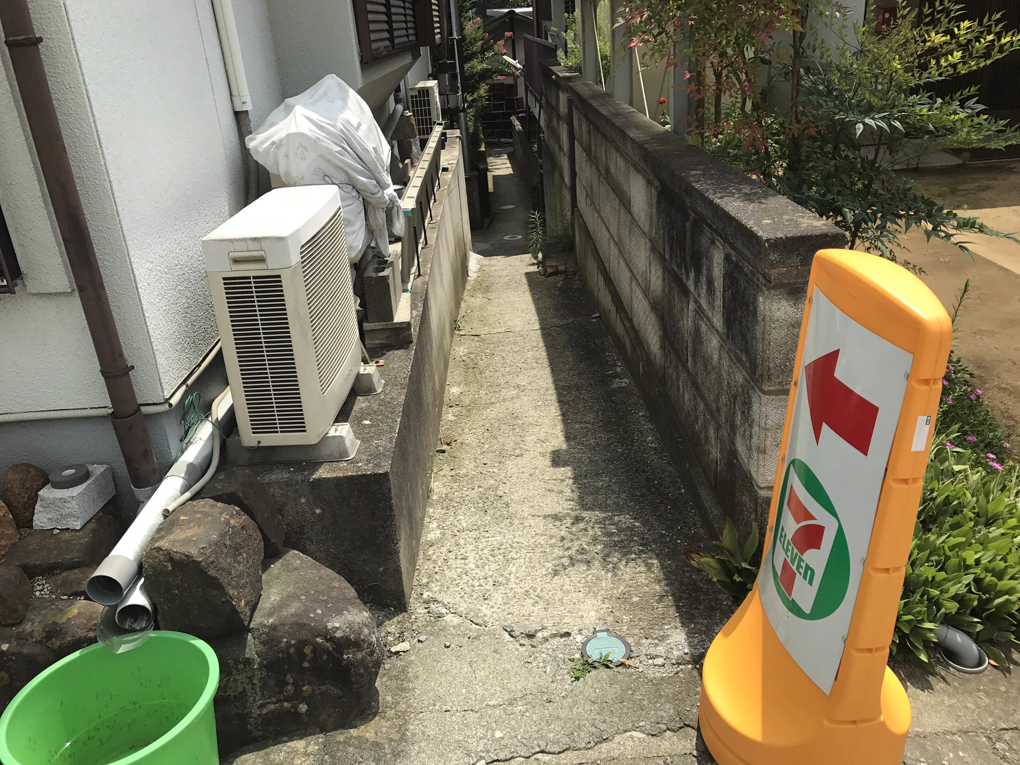 本当にあるの？セブンイレブンの案内看板がどこに通じているかわからないｗｗｗ