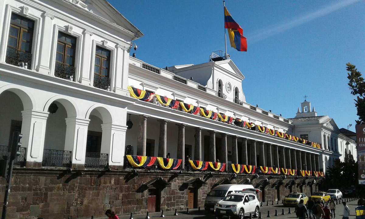 Presidencia_Ec's tweet photo. El Palacio de #Carondelet recuerda los 208 años del Primer Grito de Independencia #EcuadorTierraDeLibertad https://t.co/2V3G7AMFVy